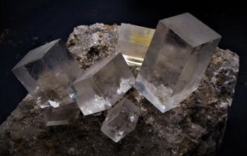 强力晶体，如这种氯化钠结构»实际上是相当有序的系统。